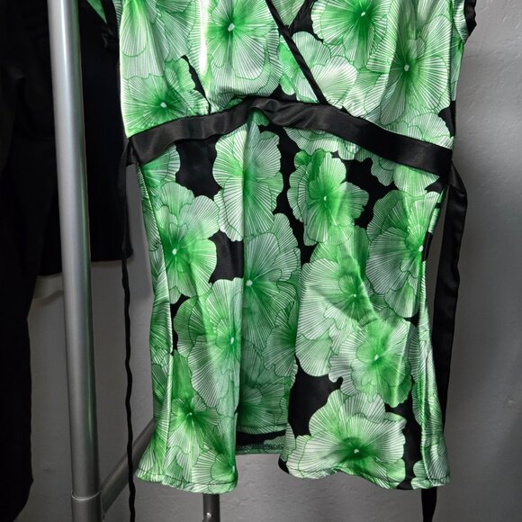 Tempted โค๏ธ Floral Wrap Top โ Silky, Chic & Flattering! - Picture 5 of 5